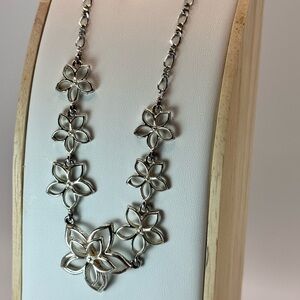 Radiant Gold Pendant Necklace with Intricate Detailing